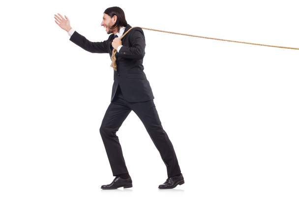 Jonge zakenman trekt touw geïsoleerd op wit - Foto, afbeelding