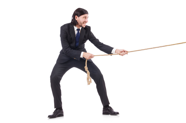 Jonge zakenman trekt touw geïsoleerd op wit - Foto, afbeelding