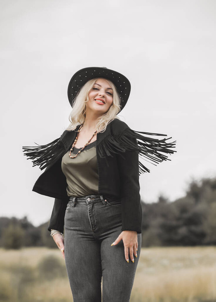 Woman in American country style,  suede leather boho jacket and cowboy hat at nature - Zdjęcie, obraz