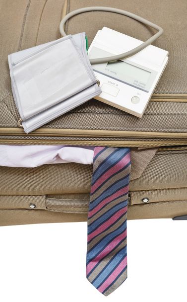 Вид зверху на сфінгометр на валізі з краваткою
 - Фото, зображення