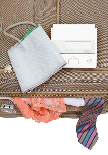 Сфигмометр на чемодане с галстуком и трусиками
 - Фото, изображение
