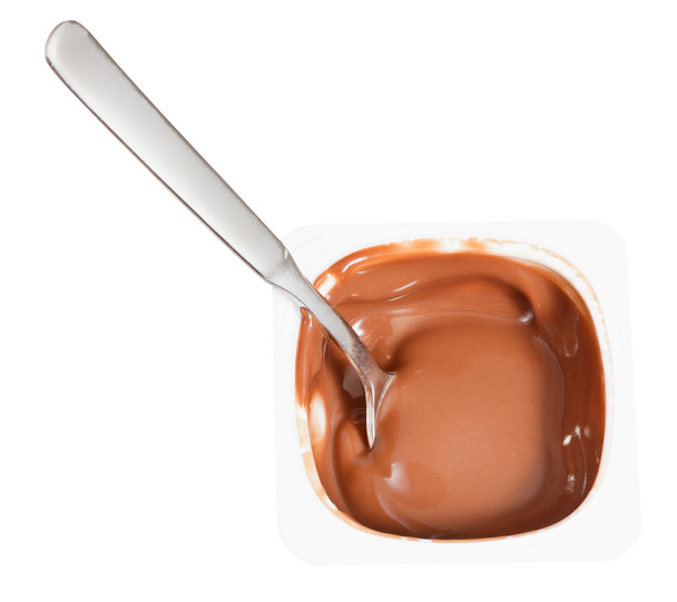 チョコレート ヨーグルトとプラスチック製のコップでスプーン - 写真・画像