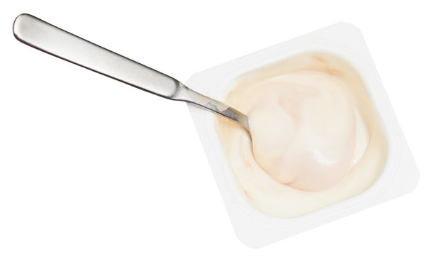 yogur cremoso y cuchara en taza de plástico desechable
 - Foto, Imagen