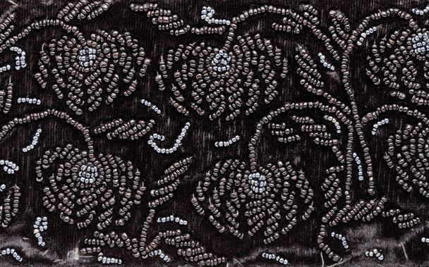 Винтажная вышивка черными бусами на черном бархате
 - Фото, изображение
