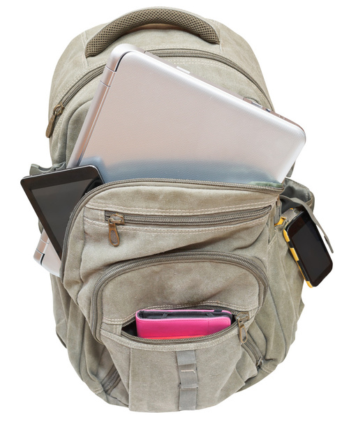 mochila turística com dispositivos móveis isolados
 - Foto, Imagem