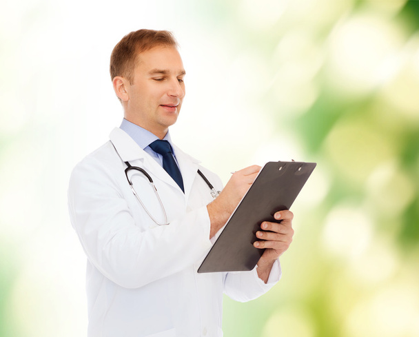 smiling male doctor with clipboard and stethoscope - Foto, immagini