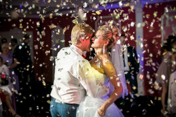 retrato de confeti volando a bailar hermosa novia y novio
 - Foto, Imagen