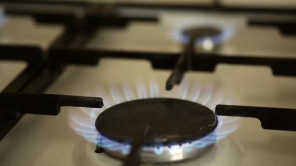 A gáz főzőlap tűzhely a konyhában - Felvétel, videó