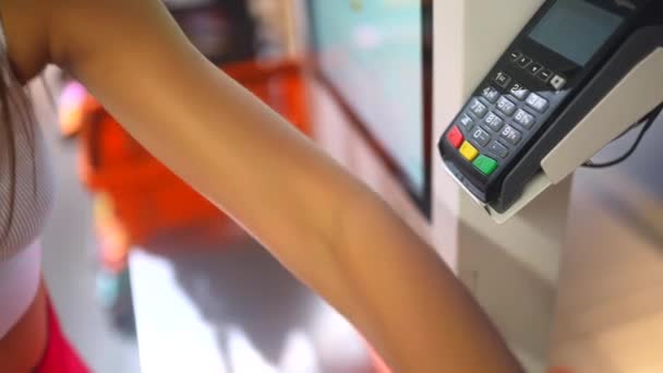 vrouw klant met kunstmatige ledematen scannen producten bij de self-service checkout in de supermarkt. - Video