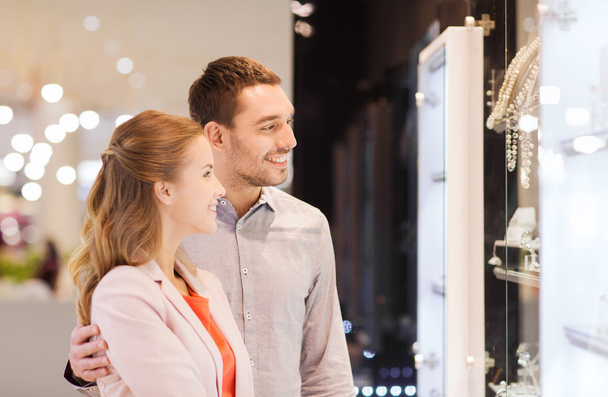 couple looking to shopping window at jewelry store - Zdjęcie, obraz