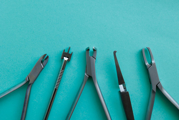 Forceps, tweezers and other dental tools for tooth extraction - Foto, afbeelding