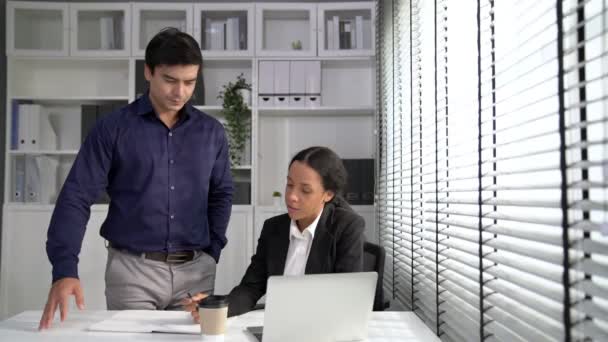 Concept of experienced and competent coworker, employer, supervisor giving advice to a young female office worker. Teamwork between coworkers, leadership company, multiracial in workspace. - Záběry, video