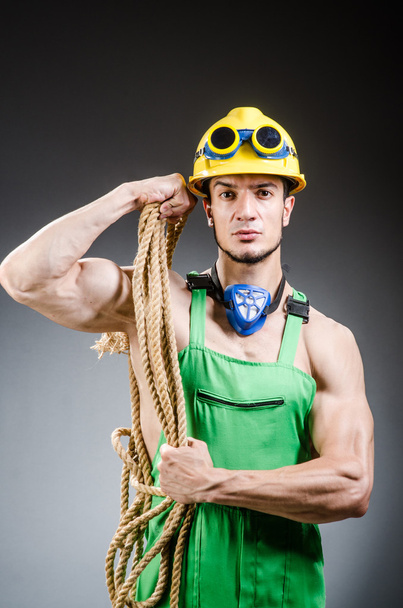 Homme bâtisseur musculaire déchiré avec des outils - Photo, image