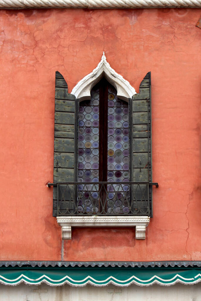 Venedig, offenes Fenster mit Butzenscheiben - Fotó, kép