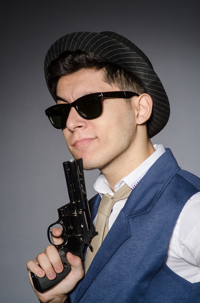 Άντρας με γυαλιά ηλίου και όπλο - Φωτογραφία, εικόνα