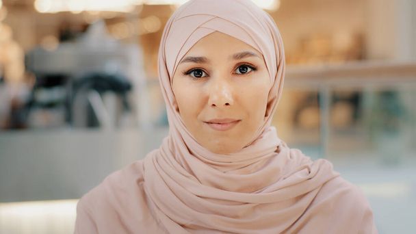 Веб-камера перегляд молода арабська мусульманка в Хіджабі говорить, дивлячись на камеру усміхнена дівчина розмовляє про роботу на камеру інтерв'ю жінка-підприємець пояснює умови контракту через відеоконференцію онлайн презентація
 - Фото, зображення