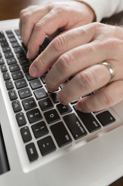 Mannelijke handen te typen op laptopcomputer - Foto, afbeelding