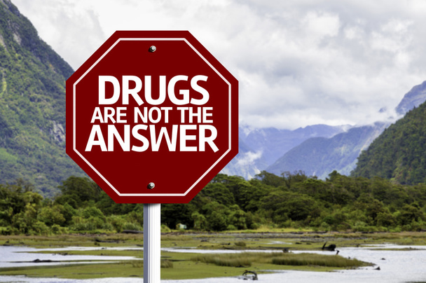 Les drogues ne sont pas la réponse écrite sur le panneau rouge
 - Photo, image