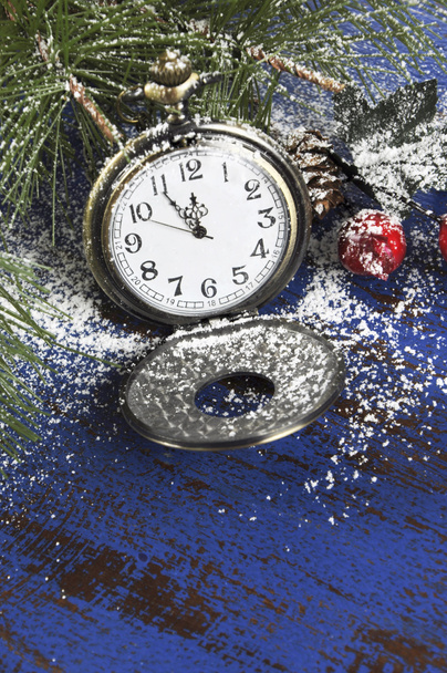 Feliz Año Nuevo reloj de bolsillo fob con minutos hasta la medianoche primer plano
 - Foto, imagen