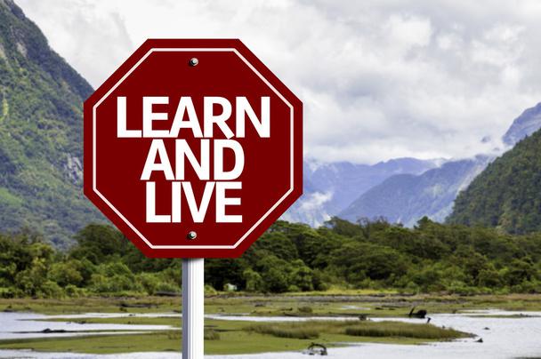 Aprender y vivir escrito en rojo señal de tráfico
 - Foto, imagen