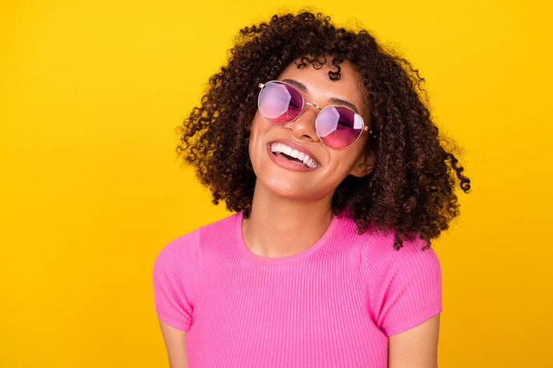 Фото фанкі брюнетки леді носити окуляри рожева футболка ізольовані на яскравому помаранчевому кольоровому фоні
. - Фото, зображення