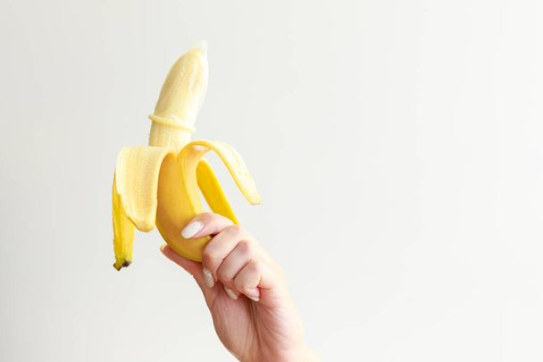 banana with a condom on a white background. contraceptives. - Foto, Bild