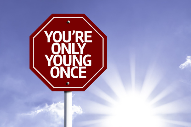 Jesteś tylko młody raz napisany na czerwony droga znak - Zdjęcie, obraz