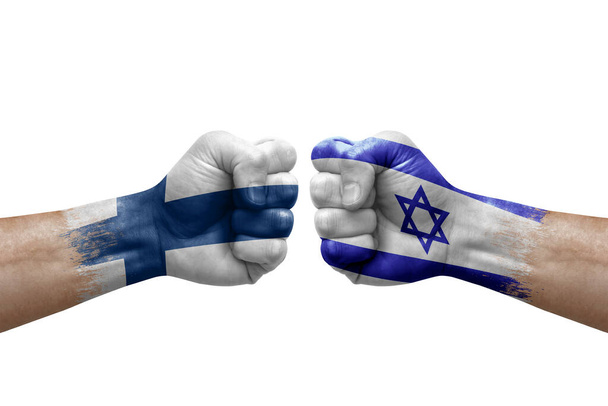 Две руки бьют друг друга на белом фоне. Флаги стран раскрашены кулаками, концепция конфликта между Финляндией и Израилем - Фото, изображение