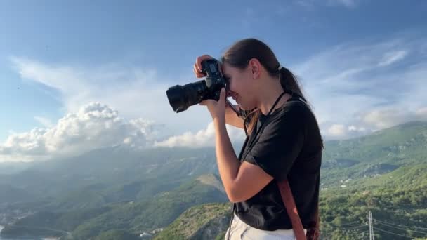 Photographer woman takes pictures outdoors and changes camera. High quality 4k footage - Filmagem, Vídeo
