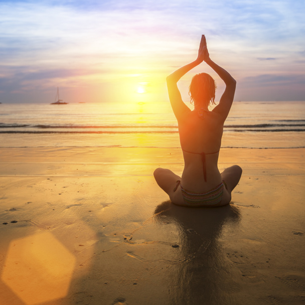 Yoga vrouw op strand - Foto, afbeelding