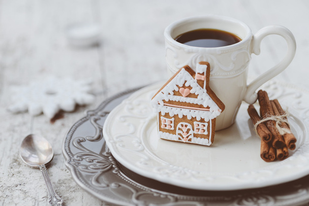 Fröhliche Weihnachtskomposition mit Kaffee und Lebkuchen - Foto, Bild