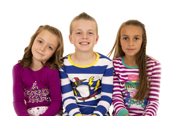 Porträt von drei Kindern in farbenfrohen Winterschlafanzügen - Foto, Bild