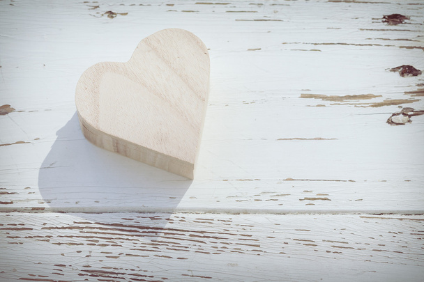 Beyaz ahşap zemin üzerinde kalp ahşap kutu - Fotoğraf, Görsel
