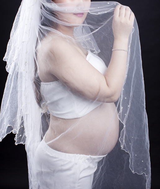 Una madre incinta su sfondo nero
 - Foto, immagini