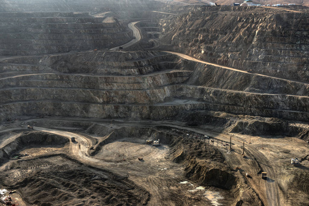 Vista desde arriba del foso de una mina de cobre a cielo abierto en Chile - Foto, Imagen