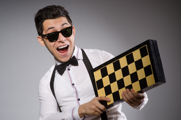 Jugador de ajedrez divertido con tablero - Foto, Imagen