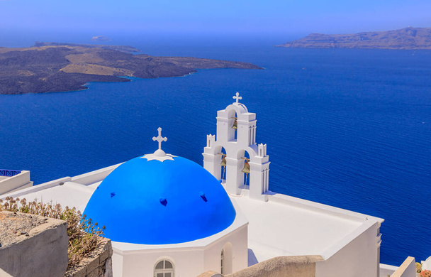 Tre campane di Fira, chiesa greco-cattolica a Fira, Santorini, Grecia
. - Foto, immagini