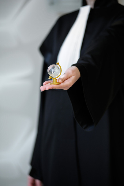 Anwalt mit Perücke hält Globus in der Hand - Foto, Bild