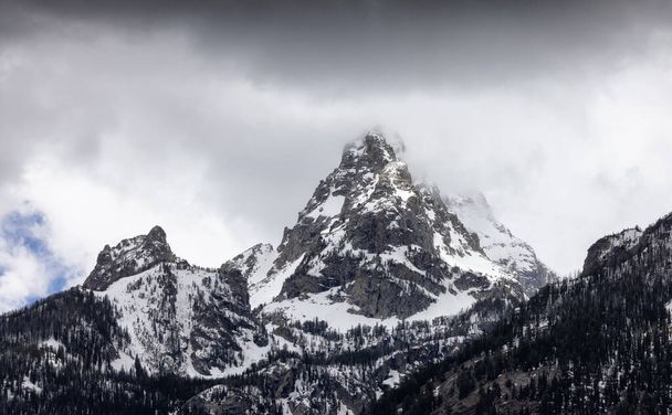 Snow Covered Mountains in American Landscape. Spring Season. Grand Teton National Park. Wyoming, United States. Nature Background. - Foto, Imagem