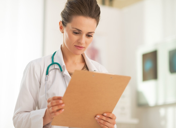 Doctor woman looking in clipboard - Photo, Image