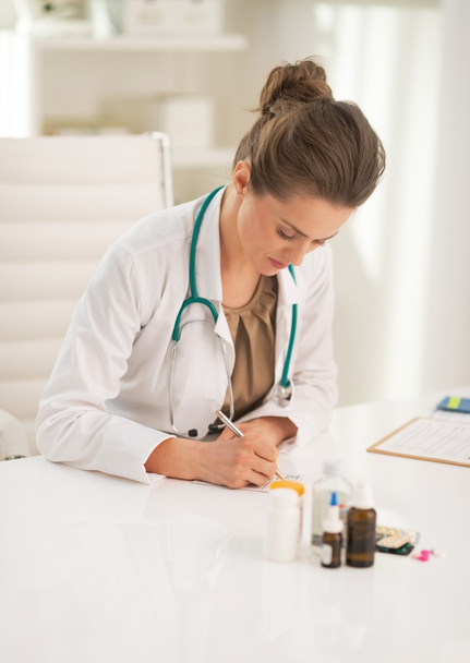 Doctor woman writing in prescription - Fotoğraf, Görsel