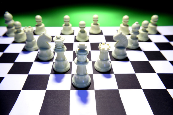 Pedaços de xadrez branco no tabuleiro de xadrez
 - Foto, Imagem