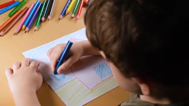 child coloring, child coloring with blue pen to paper - Imágenes, Vídeo