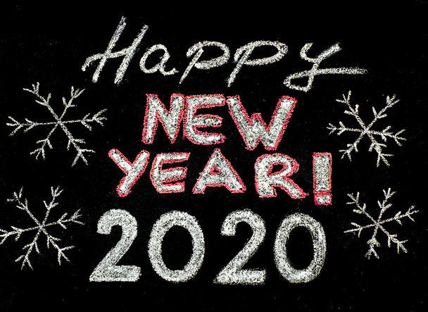 Gelukkig nieuw jaar 2020, hand schrijven met krijt op blackboard, vintage concept - Foto, afbeelding