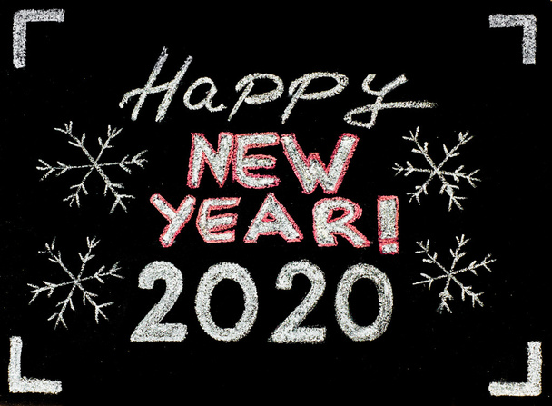 Поздравляем с новым 2020 годом, рукописный шрифт на доске, винтажная концепция
 - Фото, изображение