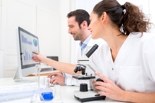 Scientists working together in a laboratory - Foto, imagen