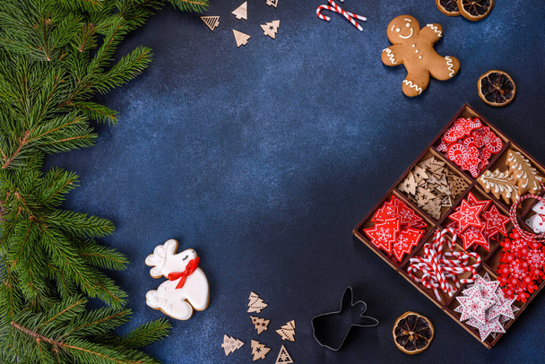 Χριστουγεννιάτικα παιχνίδια σε λευκό και κόκκινο σε ξύλινο κουτί σε σκούρο μπετόν φόντο. Διακόσμηση για τις διακοπές των Χριστουγέννων - Φωτογραφία, εικόνα