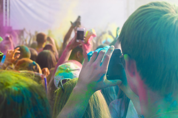 Adam alarak fotoğraf üstünde hareket eden telefon holi renkli Festivali - Fotoğraf, Görsel