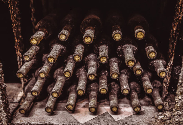 Стек пляшок вина в підвалі
 - Фото, зображення