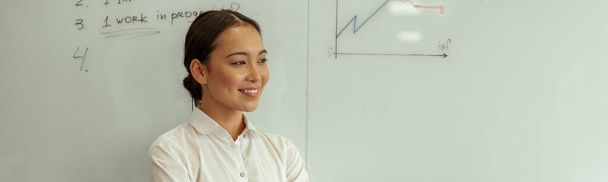 Retrato de mujer de negocios asiática en el fondo del flipboard de planificación de proyectos con gráficos de negocios - Foto, Imagen
